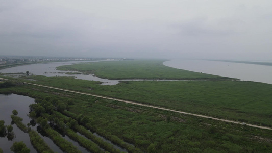 航拍湖泊湿地草原风光视频