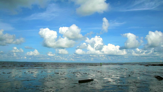 当海浪和蓝天空的白云背景下人类在海上发现海鲜时视频