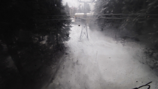 透过高多拉滑雪电梯的一扇肮脏的刮痕窗口望着大草地乌龟视频