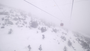 在大雾的天气日子里钢缆上高尔多拉滑雪电梯12秒视频
