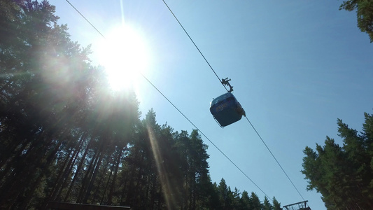 高登多拉有线汽车对抗森林中的太阳和蓝天空视频