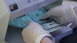 银行员工或货币兑换员在货币探测器的紫外线下检查14秒视频