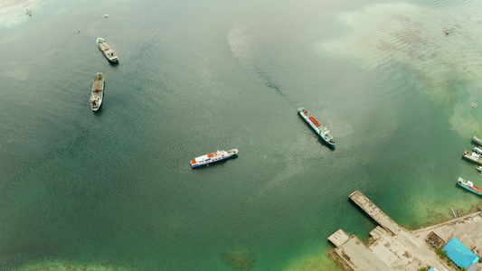 货轮停泊在海湾视频