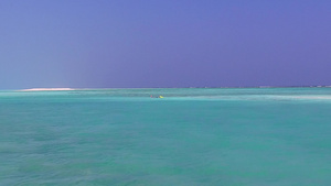 蓝海和冲浪附近浅沙地背景的美丽风景景观包括完美的环礁12秒视频