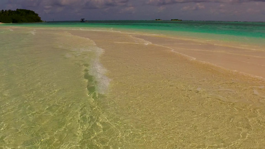 阳光明媚的天堂海岸海滩海滨破蓝海和靠近度假胜地的清洁视频