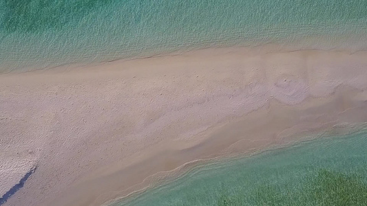 沙洲附近白沙背景蓝海异国旅游海滩航行的阳光旅游视频