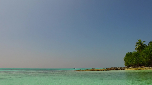 沙洲附近白沙背景透明大海的豪华海滨海滩阳光全景视频