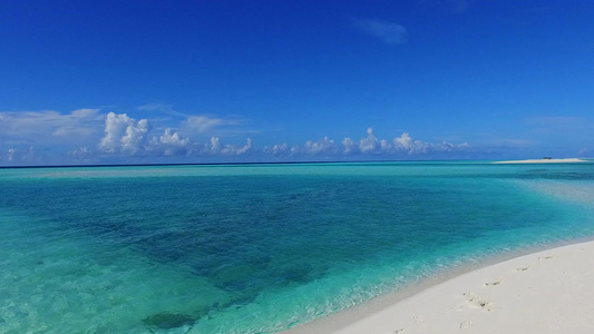 透明的水和靠近波浪的白色沙滩背景的天堂海景海滩冒险视频