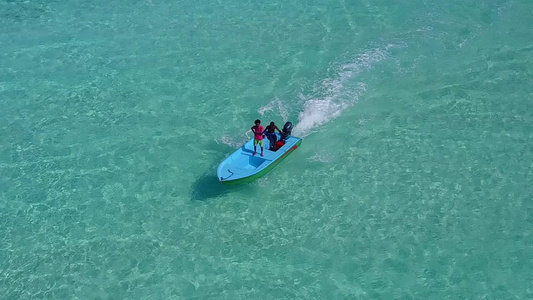 蓝色海洋和沙滩附近的白色沙沙底背景的豪华海湾海滩度假视频
