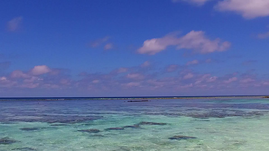 海浪附近有白色沙滩背景的海蓝水海海洋岛屿海滩度假的视频