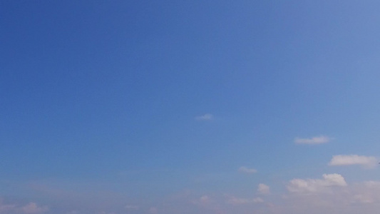 蓝绿色海洋近度假胜地有白色沙子背景的蓝绿海风景景观视频
