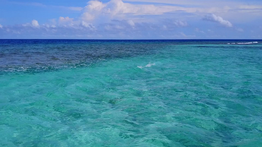 宁静海滨海滩的浪漫全景在阳光下明亮的沙质背景下被清澈视频