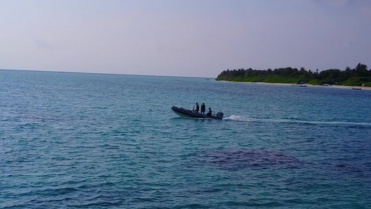 豪华海滨海滩的浪漫海洋景色日出后由具有白沙背景的蓝色视频