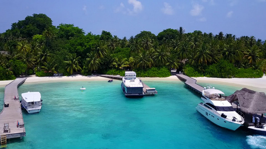 浅环礁湖和阳光下白沙背景的浅滩面使度假胜地海滩渡日视频