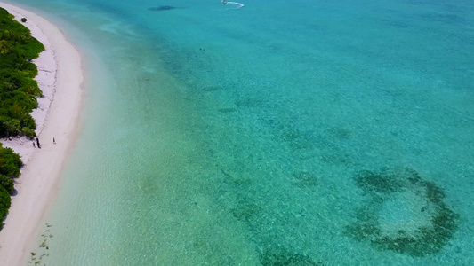 日出后蓝海和清洁沙滩背景的浅蓝色海滨外观环礁湖海滩视频