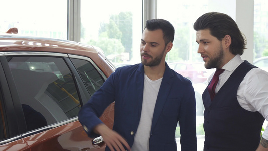 两个男性朋友在经销沙龙和一辆新车对话视频