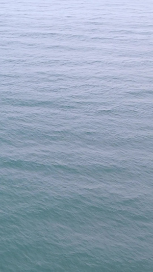 航拍蓝色海洋上出海打渔的渔民素材53秒视频