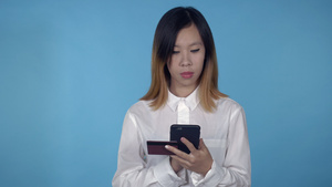 利用互联网购买商品的韩国女性11秒视频