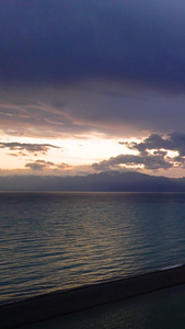 航拍5A景区赛里木湖壮观的日落景观风光视频观光旅游视频
