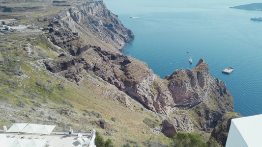 Santorini镇fira白色房屋高火山岩和蓝海视频