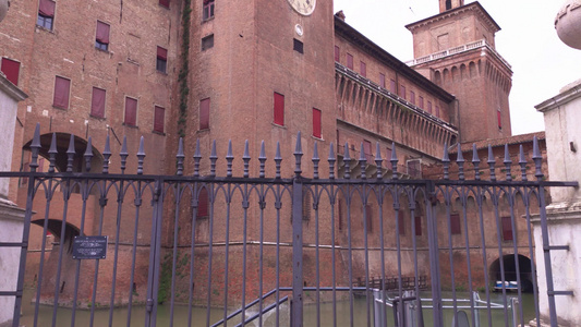 由古城门过滤的Ferrara城堡视频