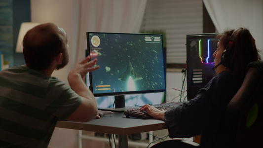 在虚拟竞赛中赢得太空射手游戏游戏的一对兴奋的夫妇玩家视频