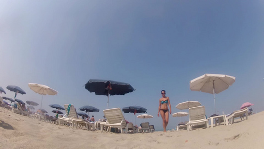 女人在沙沙滩上行走视频