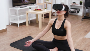 女青年头戴VR护目镜12秒视频