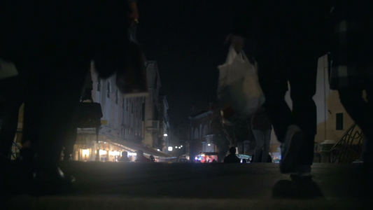 人们在晚上街上走着静脉视频