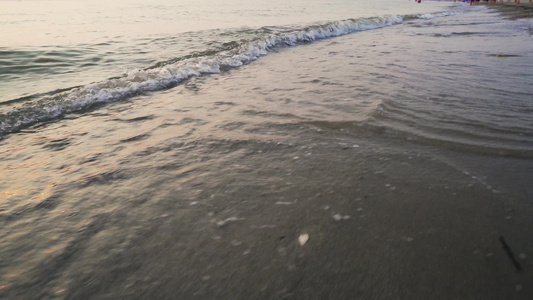 漂浮在海面沙滩上的海浪上视频