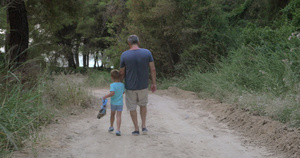 小孩和爷爷一起走在树林里28秒视频