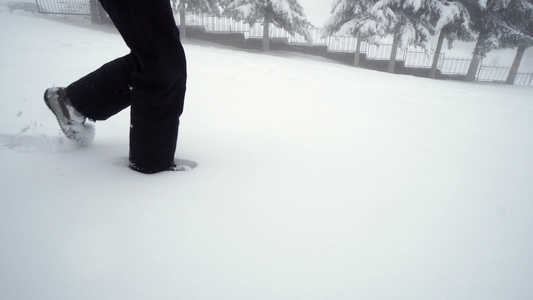 在山上走在深雪中女性近距离的脚踏在高山上视频