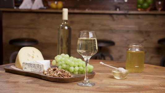 瓶酒和一杯葡萄酒加上奶酪视频