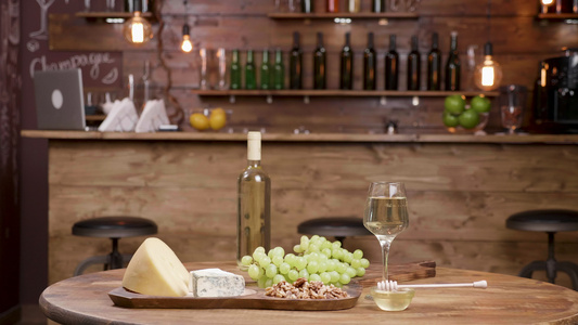用白葡萄酒提供各种奶酪的麻风片视频
