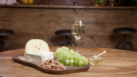 奶酪葡萄和葡萄酒的艺术食品成分视频
