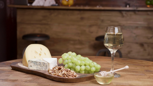 一杯白葡萄酒和奶酪开胃菜的美食食品艺术概念视频
