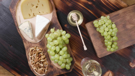 briegouda和roquefort奶酪用白葡萄酒视频