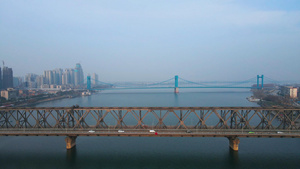 4K航拍襄阳汉江大桥和凤雏大桥交通和城市风光视频素材31秒视频