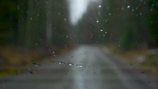 风屏上的雨滴驾驶在自闭的芬兰funland的摇晃碎石路视频