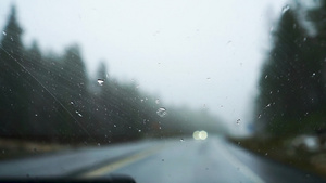挡风玻璃上的雨滴模糊的汽车经过芬兰公路驾车22秒视频