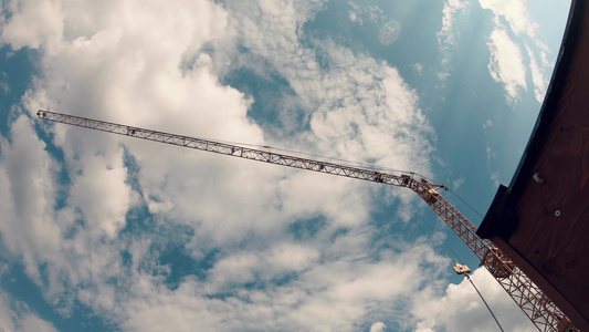一座建筑工地上的起重机对抗蓝色天空和云彩视频