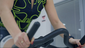 妇女用静态自行车工作28秒视频