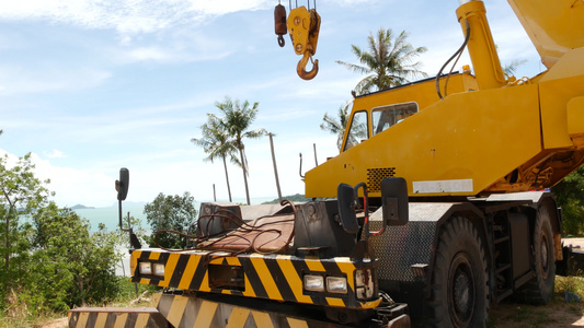 在热带森林中工作的建筑机械黄色起重机在热带地区砍伐视频