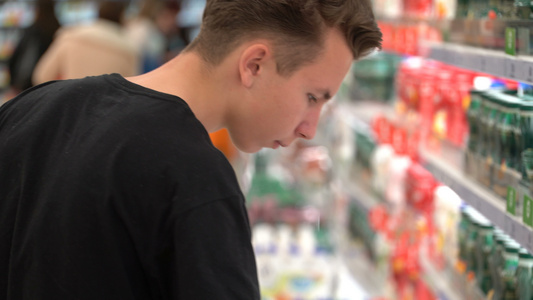 一个年轻人在超市买酸奶视频