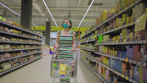 30名身着防护面罩的女士在超市里找杂货检疫购物是的14秒视频