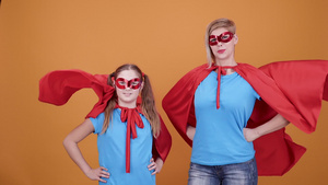 骄傲的母亲和年轻的女儿想象自己是超级超级英雄13秒视频