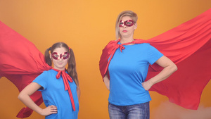 母亲和女儿扮演超级英雄56秒视频