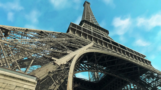 Eiffel塔在法国巴黎的景象从地标下看电影的景象视频