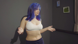 年轻女士在腹部捏她的脂肪她的腹部被压着21秒视频