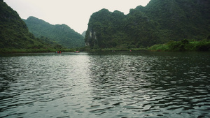 越南地区宁宾赫河中风景山脉湖12秒视频